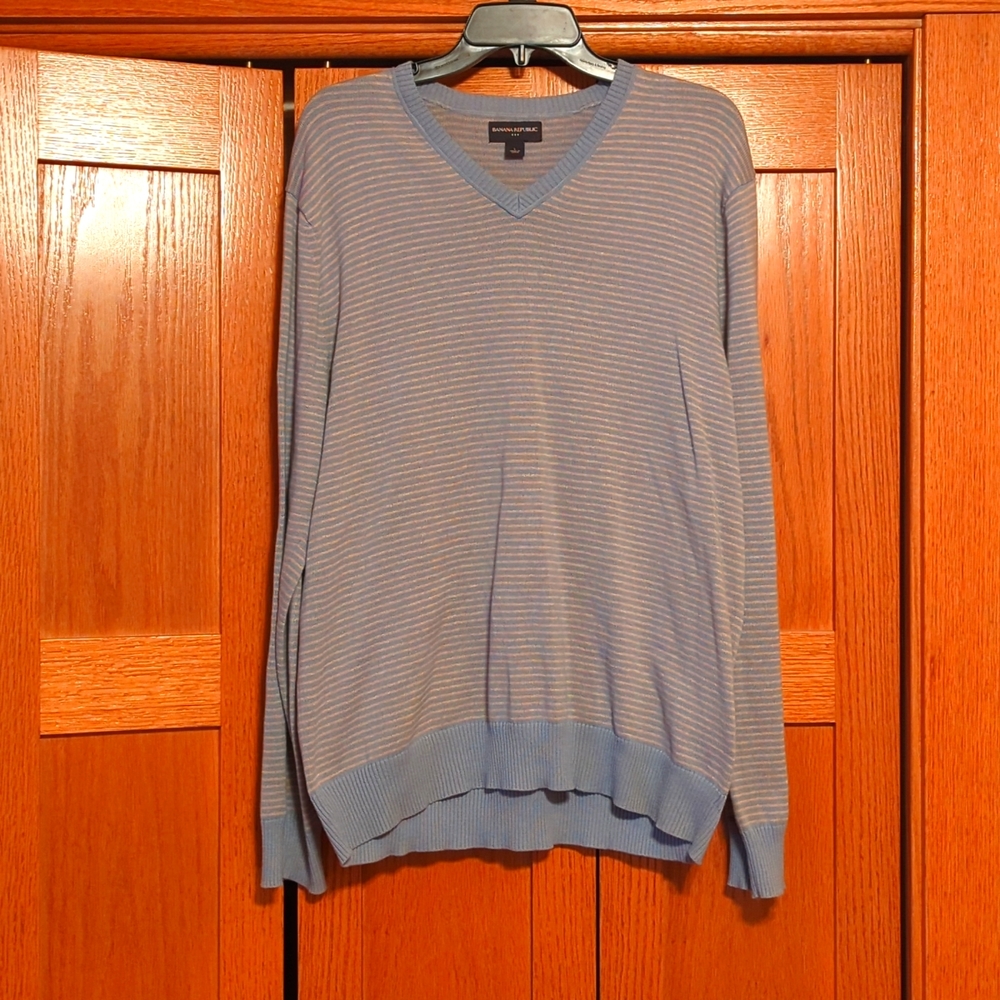 Men's size Large Banana Republic V-neck sweater